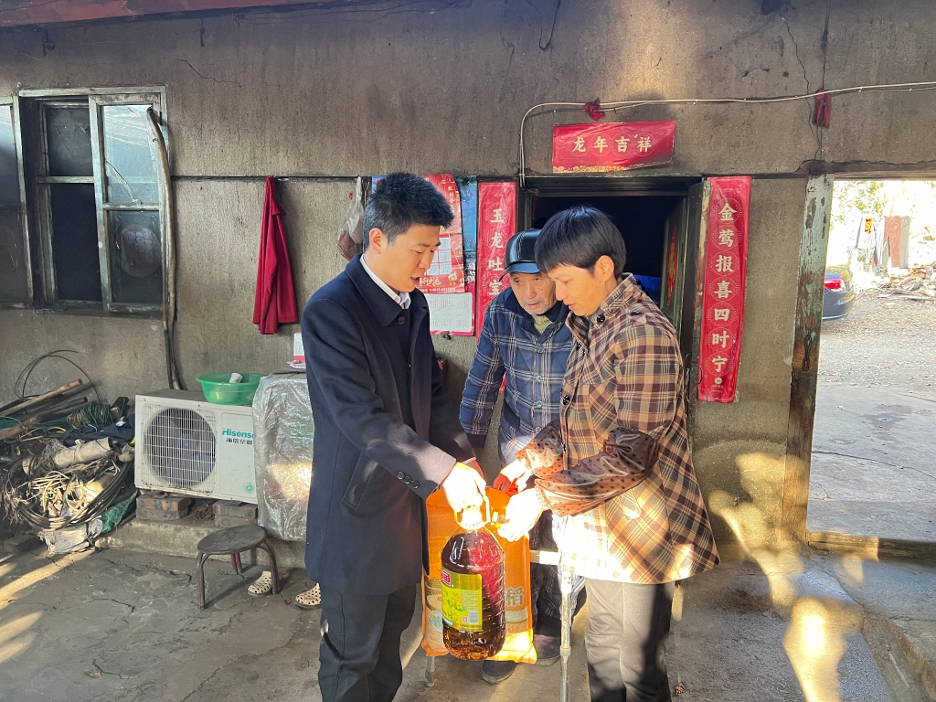 岁寒送暖传党恩 检察关怀入民心—— 西区检察院赴大水井村开展节前走访慰问活动